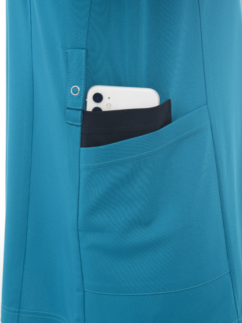 右腰の内側ポケットにはスマートフォン収納可能。